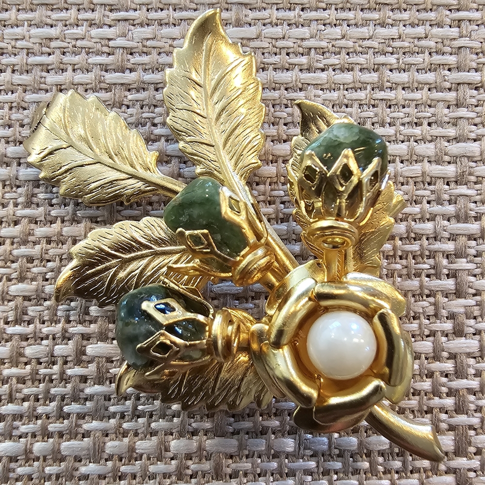 Vintage goldtone rose & leaf brooch with faux pearl & natural green stones